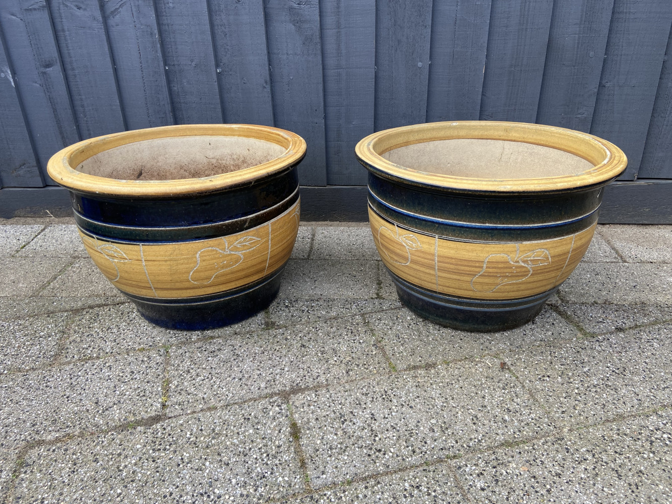 2 large garden pots