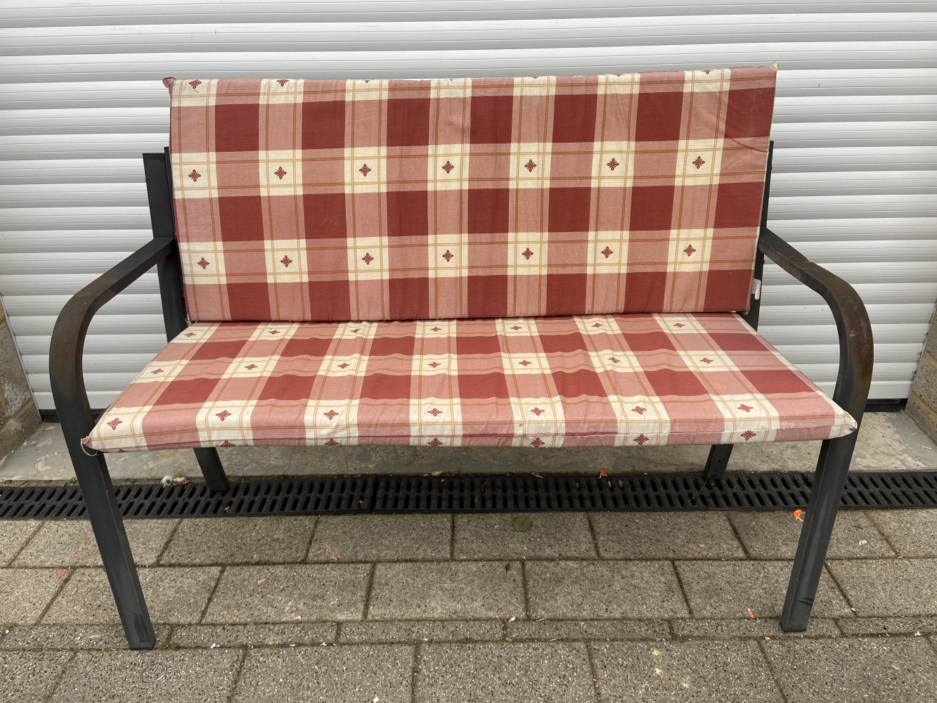 Metal garden chair with cushions 120cms long