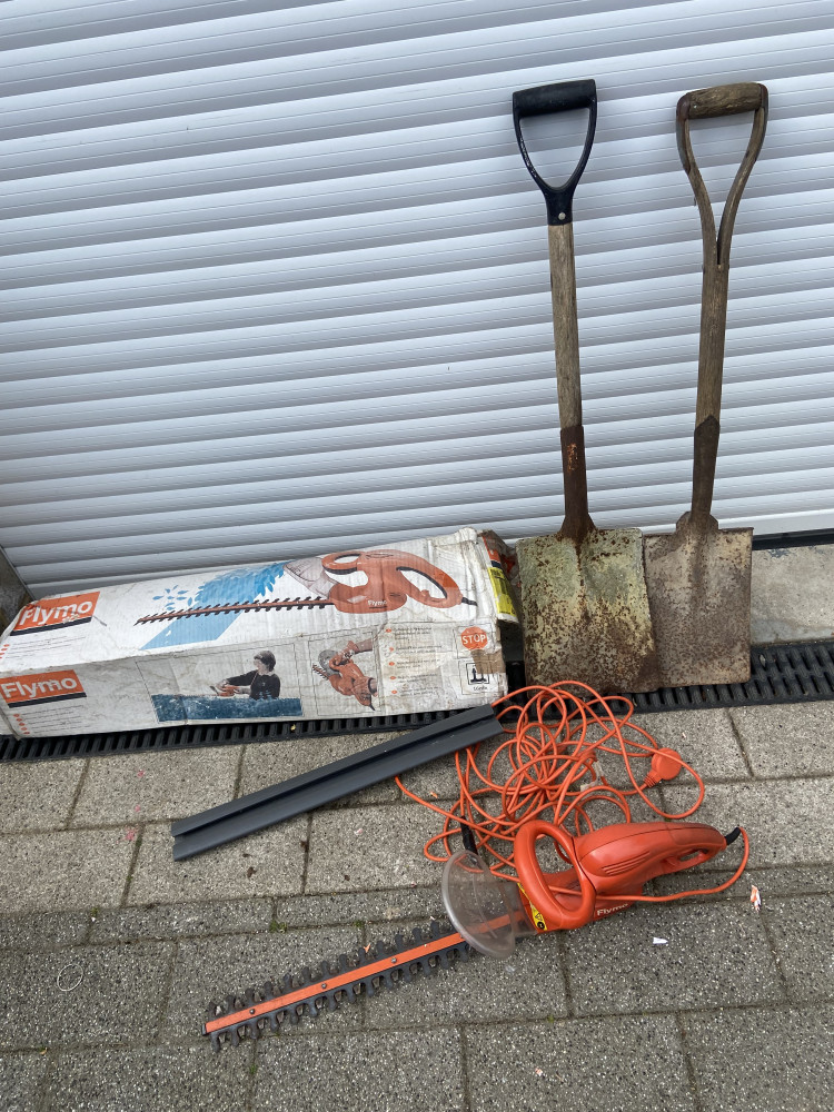 Working hedge trimmer, and two spades