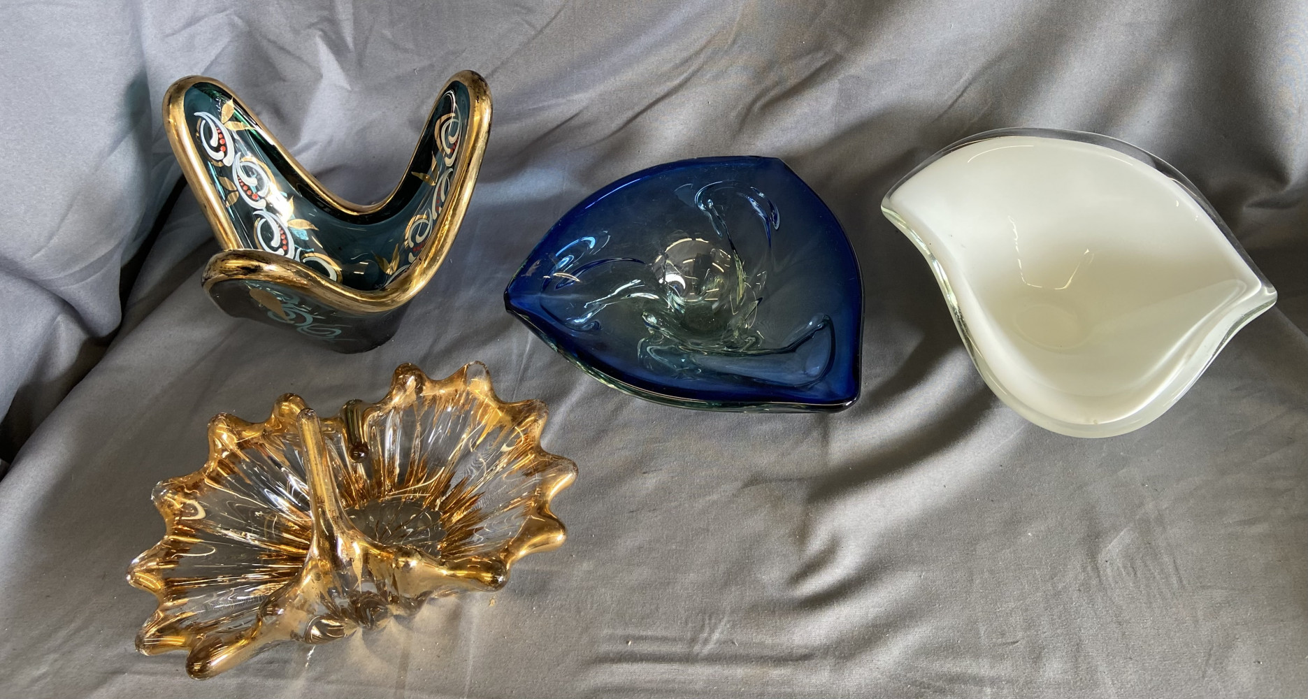 Swan-shaped decorative bowl with gold leaf inclusions. Blue sommerso-style bowl 19cms, sculptural glass dish with a gold-leaf coating, white Cristal Murano glass bowl