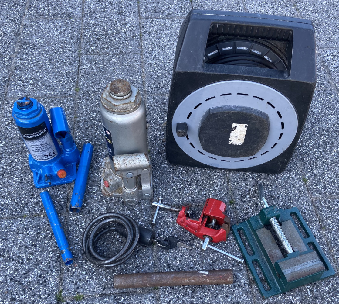 Extension lead, 2 bottle jacks, vices and other tools