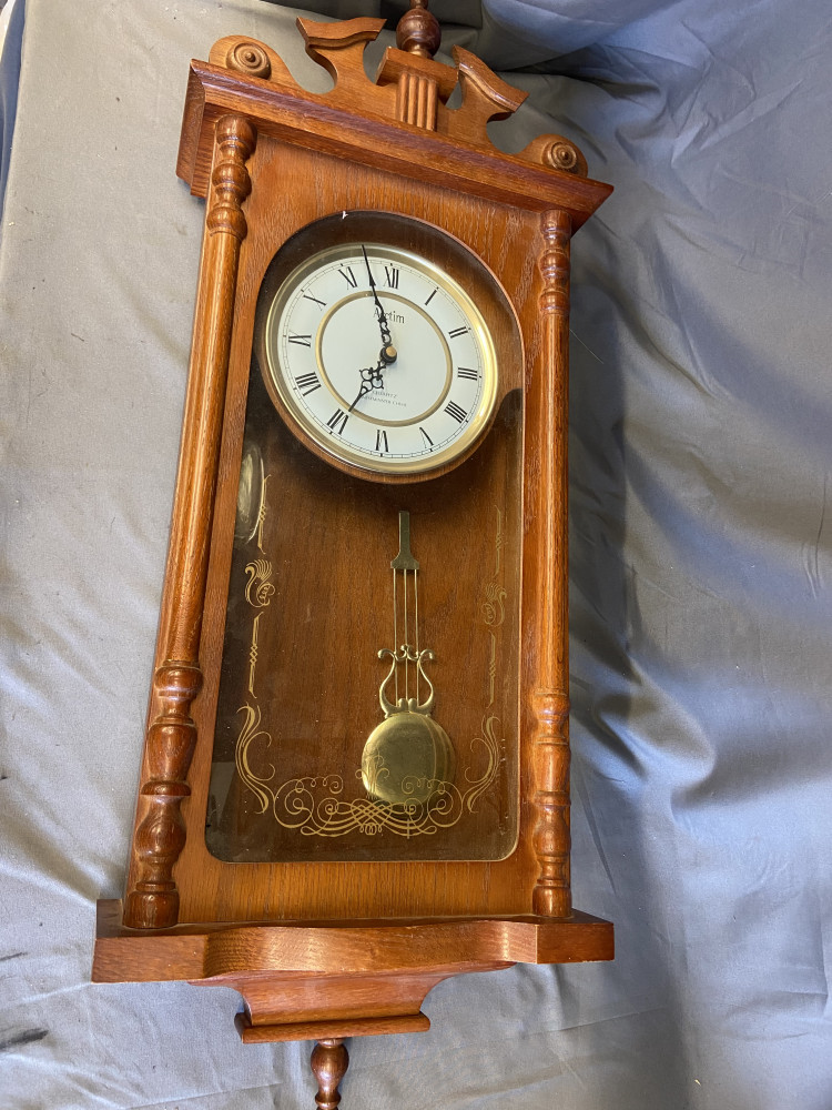 vintage-style, wooden pendulum wall clock Battery operated
