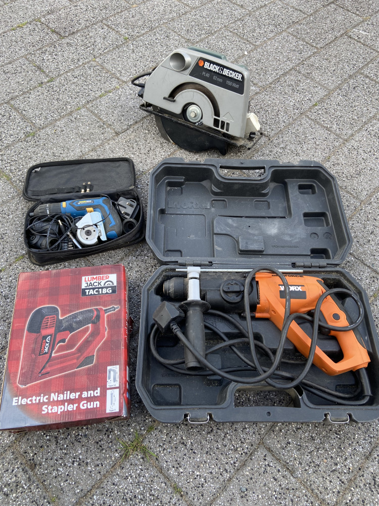 Mixed lot of power tools, skil saw, drills etc