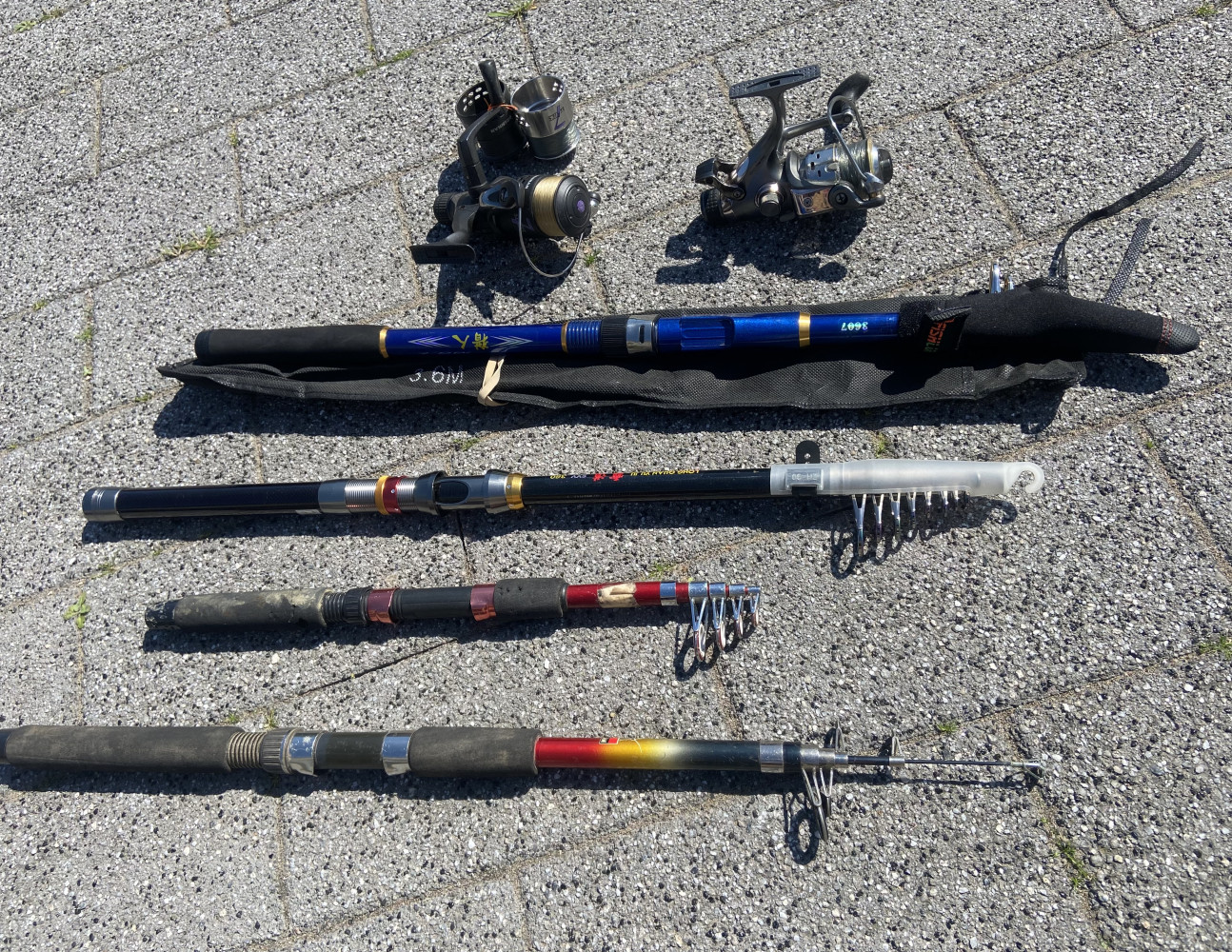4 telescopic rods and two reels