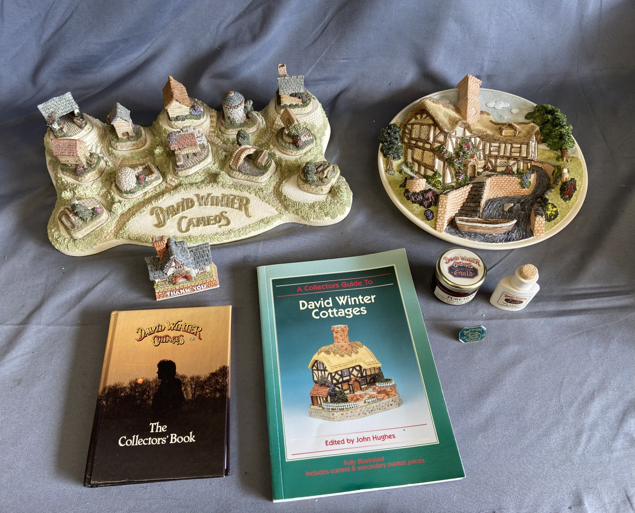 David Winter Cameo Cottage set, David Winter plaque, books and other collectables