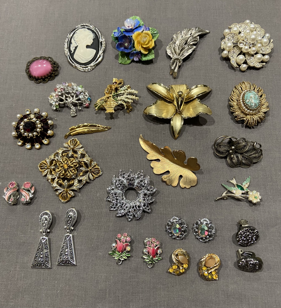Large lot of beautiful costume jewellery broaches and clip on earrings