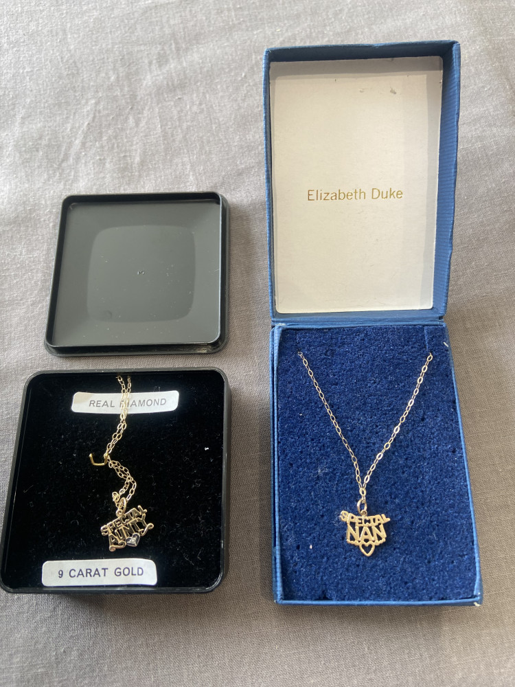 2 x 9ct gold chains with pendants total weight for both is 1.5 grams