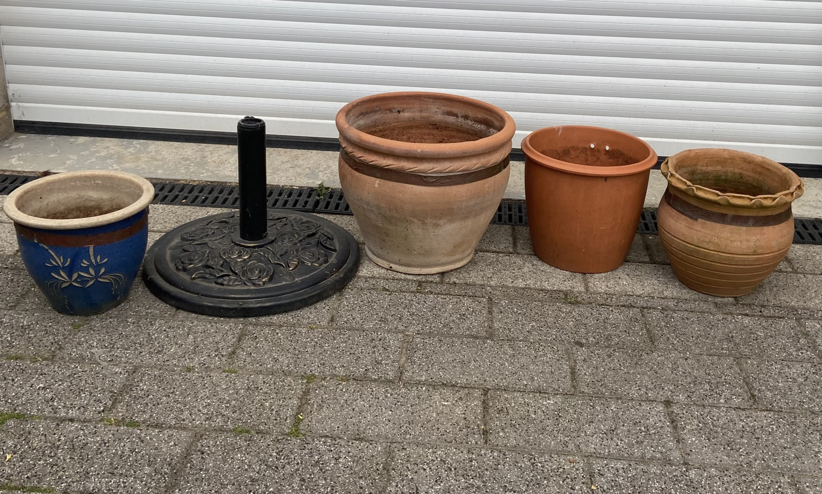 4 Garden pots and heavy metal parasol base