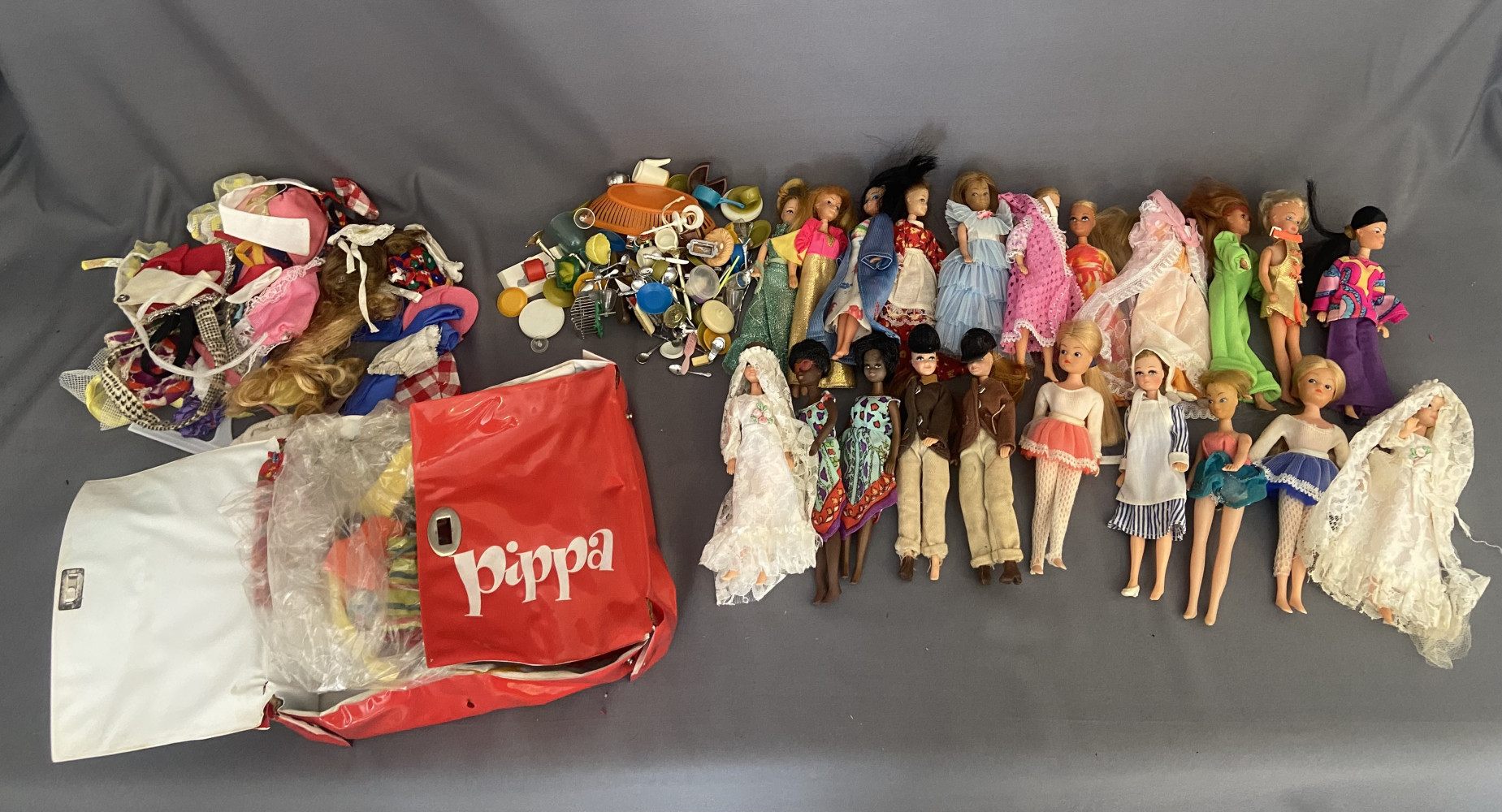 Large lot of Pippa dolls, clothes and accessories