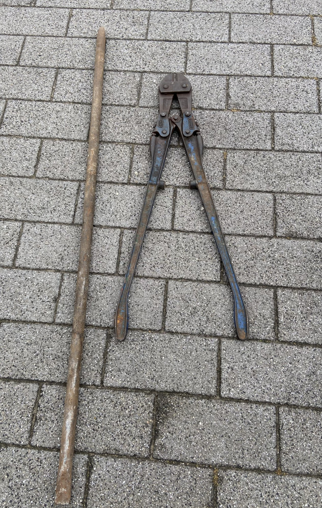 Large record 939 bolt cutters, and very large heavy iron bar