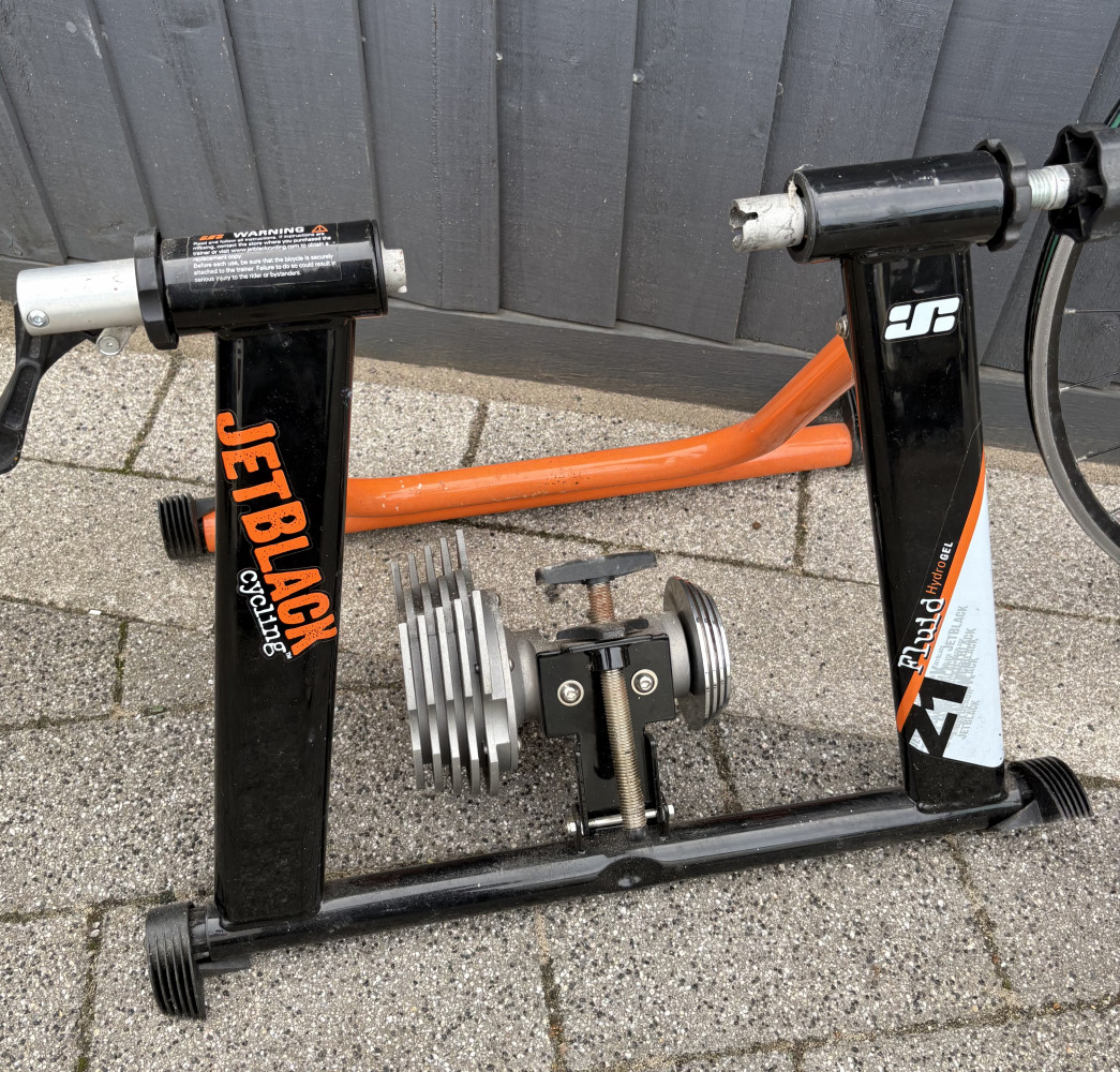 Turbo trainer and Mavic CXP22 700c front wheel designed for retro road bikes