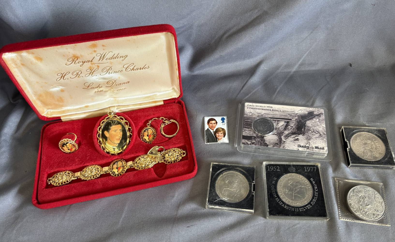 Vintage jewellery set the 1981 Royal Wedding of Prince Charles and Lady Diana, a 2014 Daily Mail commemorative coin set, 2 x 1953 British Five Shillings coin (crown), 1977 QEII SilverJubilee crown coin,