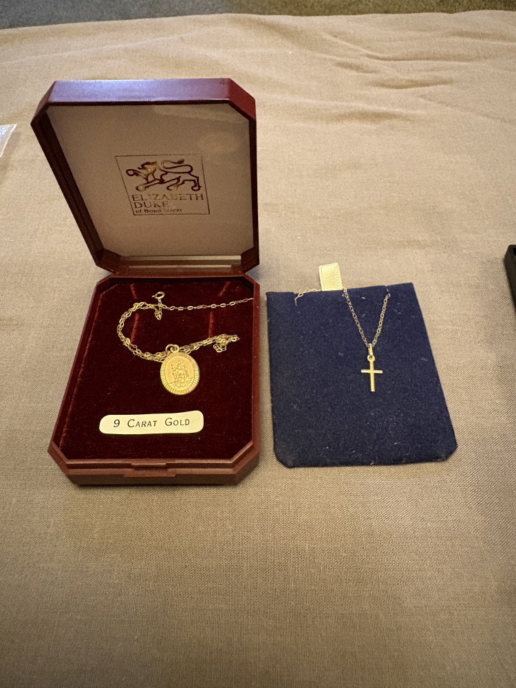 1.7 Grams 9CT gold two necklaces
