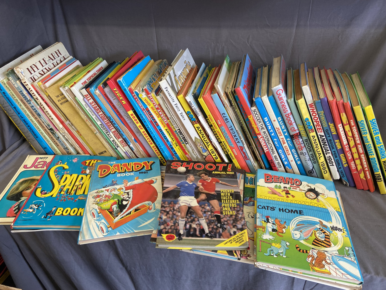 Large mixed lot of 80s annuals