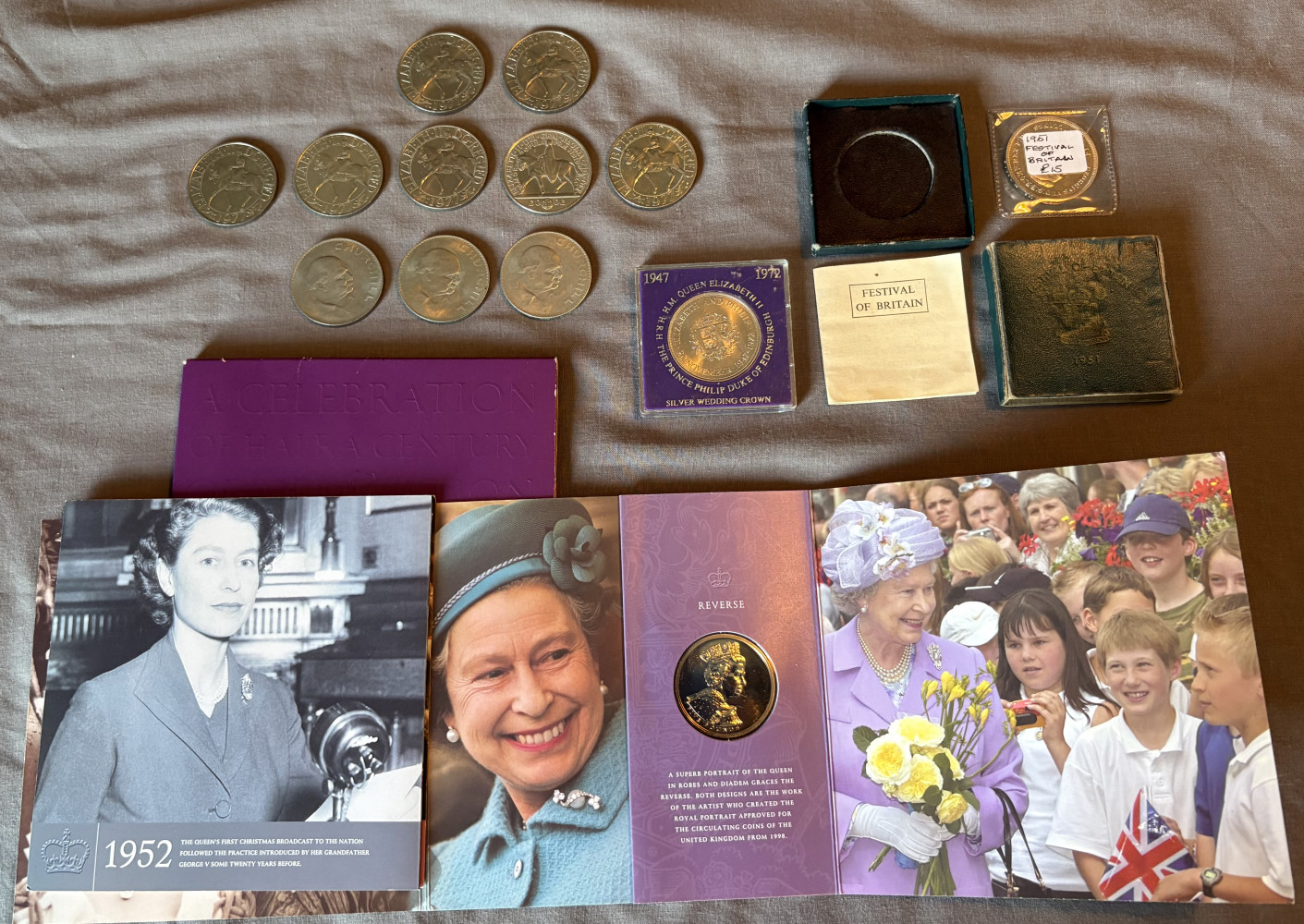 Collection of commemorative coins including boxed festival of Britian coin