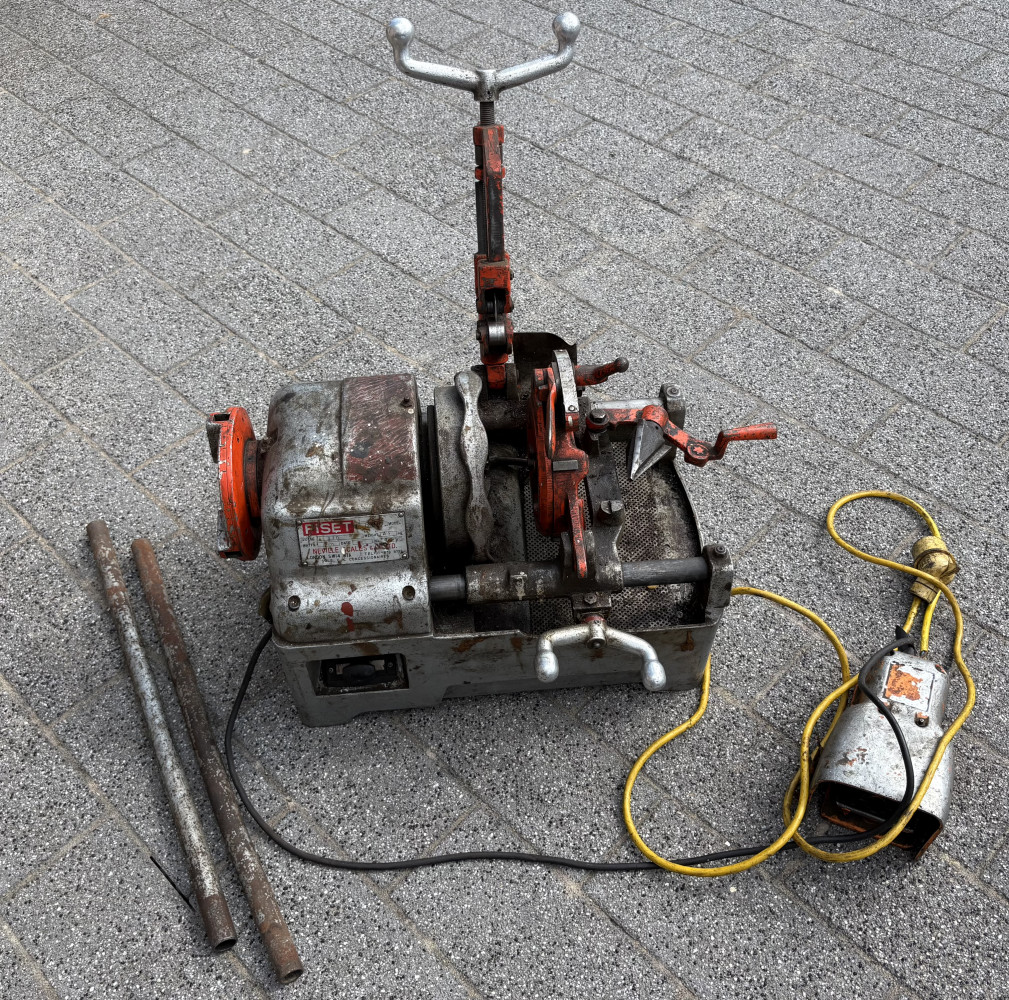 Industrial threading machine. A Piset 90 model manufactured by Rex, for cutting threads on pipes, only has two legs, hugely expensive to buy new