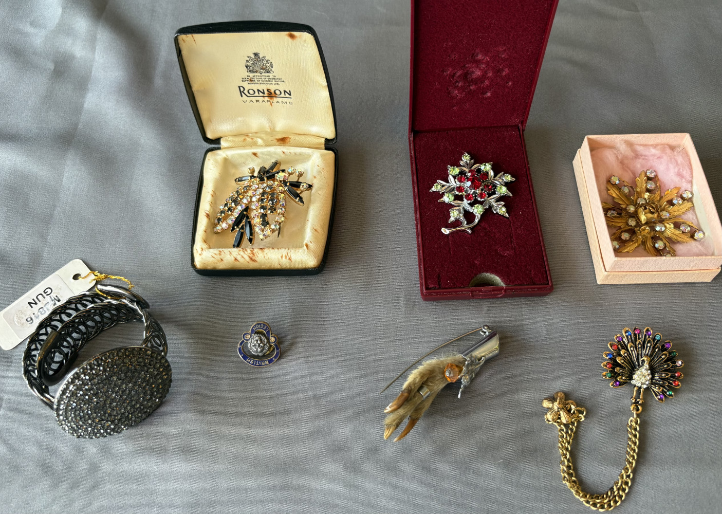 Brooches including a stunning vintage-style rhinestone brooch, other brooches and jewellery items including antique Scottish lucky grouse claw brooch