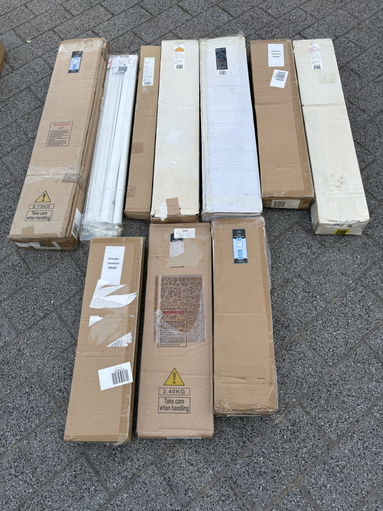10 new large slat venetian blinds, various colours, great resale lot