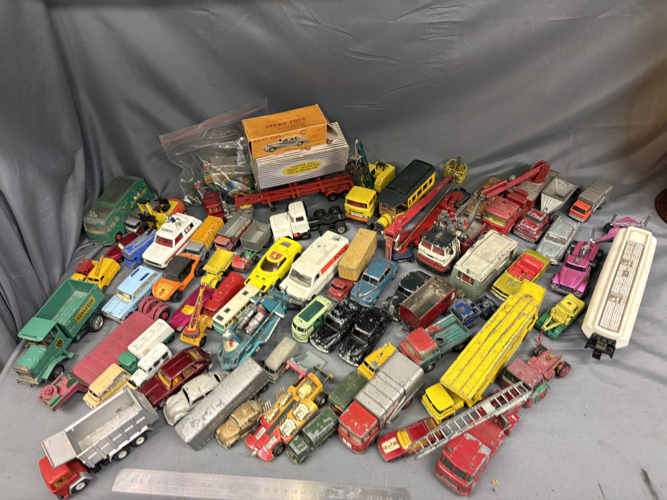 Huge lot of dinky, corgi, matchbox, hotwheels and other play warn cars