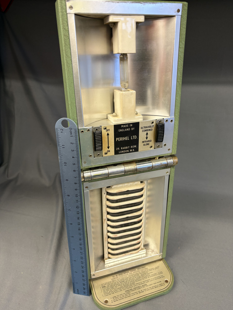 Doctors Portable vintage mid-20th-century combined ultraviolet and infrared therapeutic sunlamp manufactured by Perihel Ltd