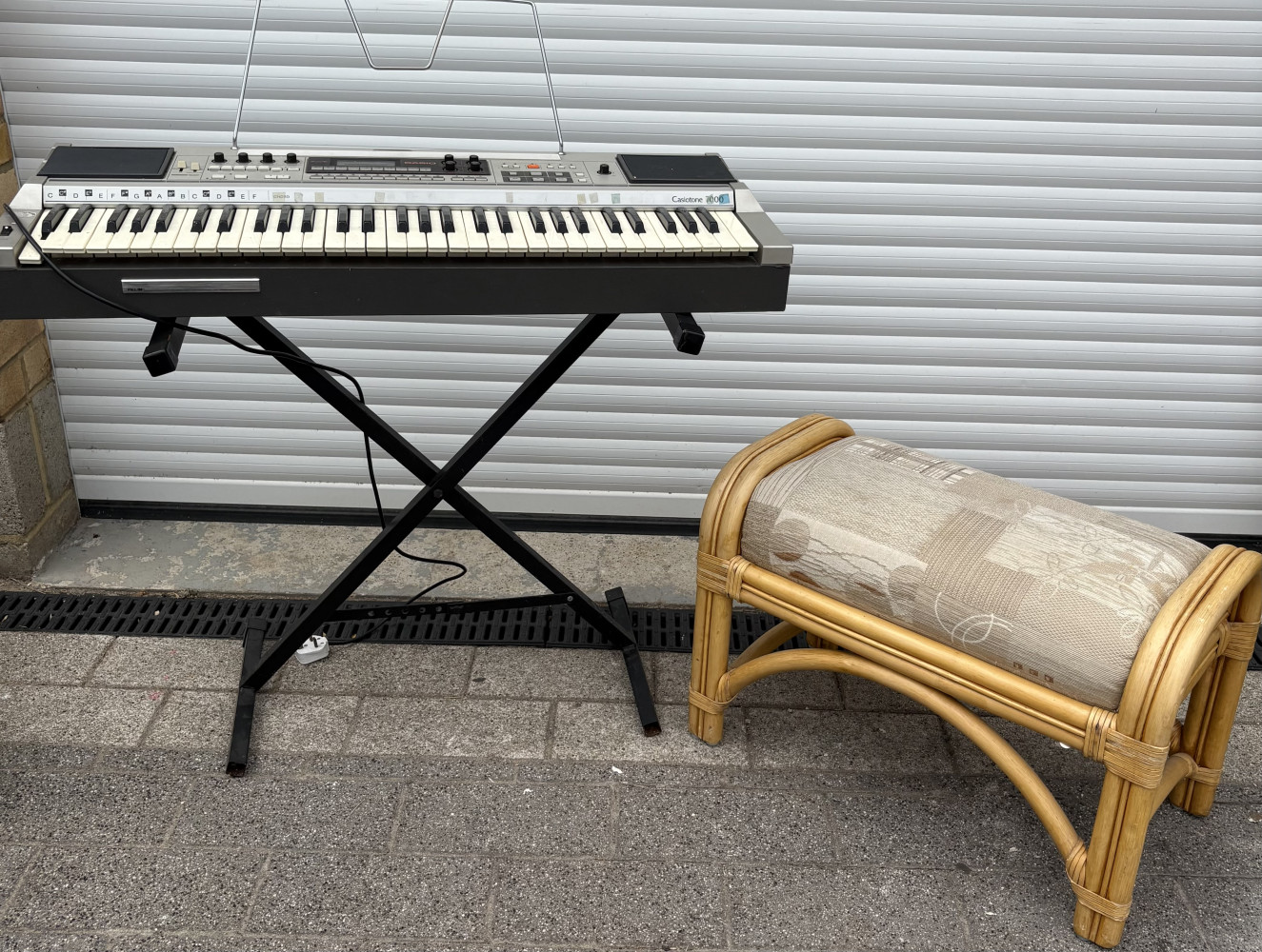 Casio Casiotone 7000 (CT-7000) electronic stereo keyboard And bamboo seat