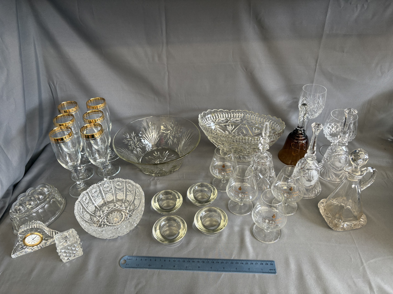 Quality mixed glass and crystal lot, including crystal bells and bowl, gold rimmed glasses and other good items
