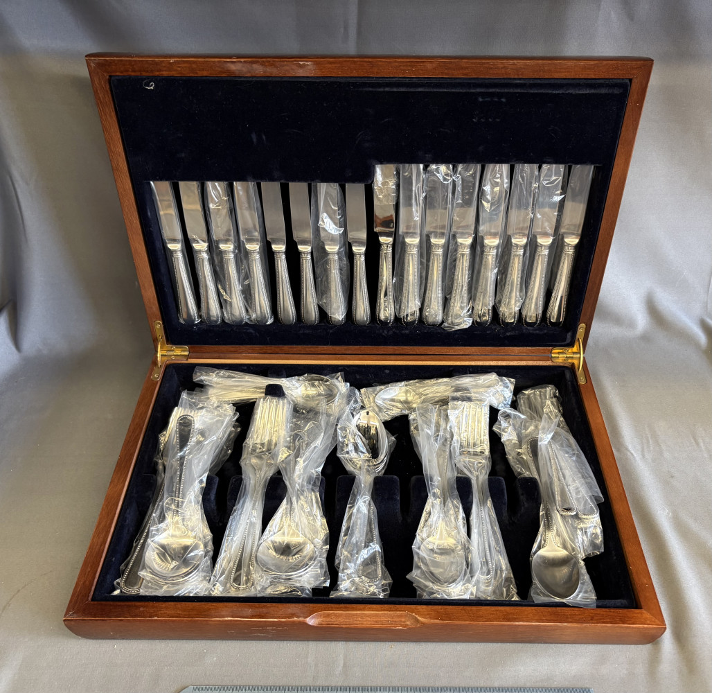 6 piece canteen of cutlery marked Japanese steel