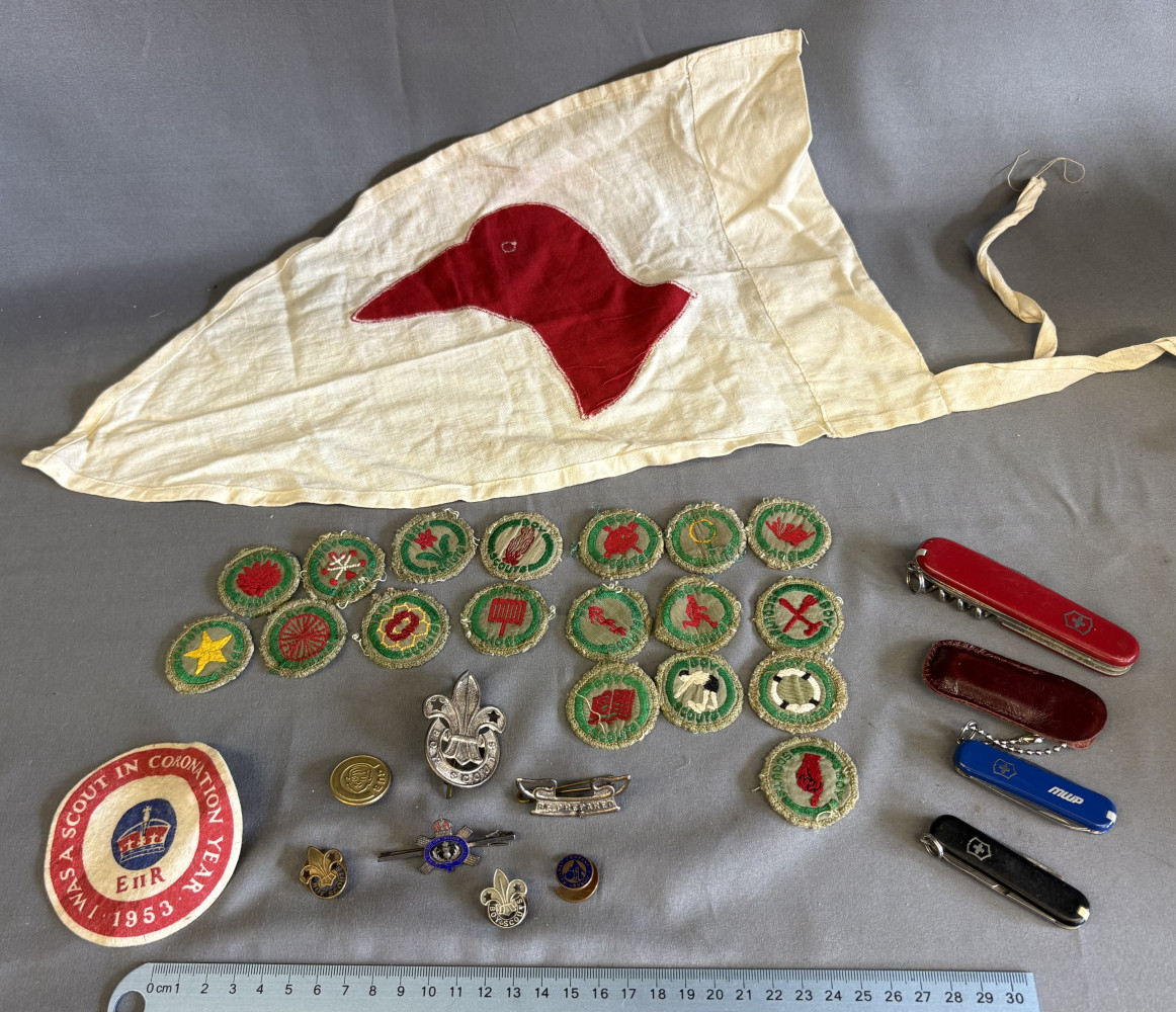 Vintage Scouting items including metal badges and early badges and pen knives