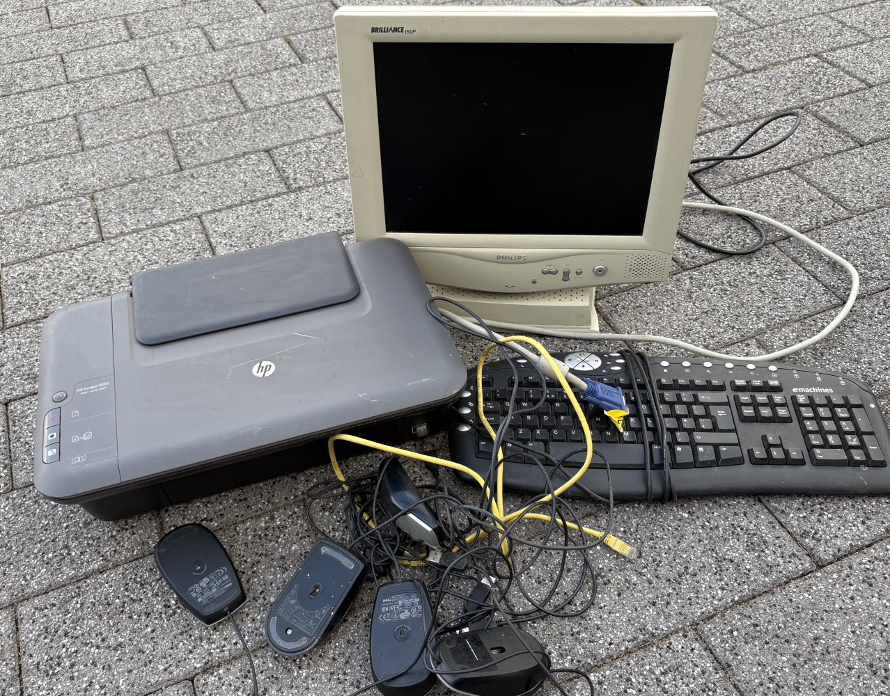 Mixed computer items including rare vintage beige Philips Brilliance 150P LCD monitor