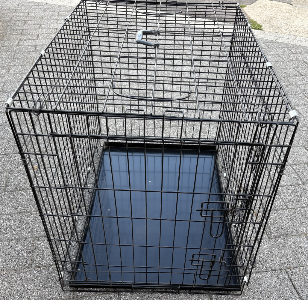 Folding dog crate approx 90 x 65 x 60 cms
