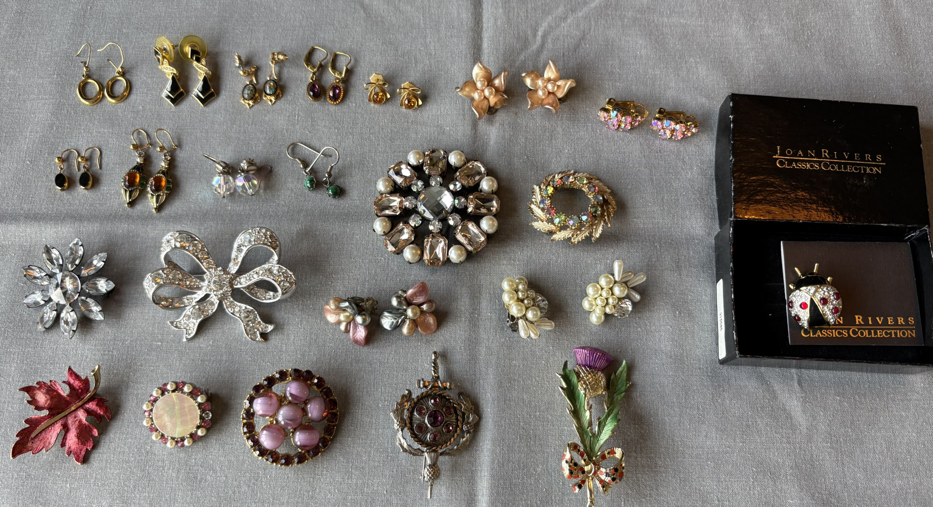 Mixed lot of quality Earrings and brooches