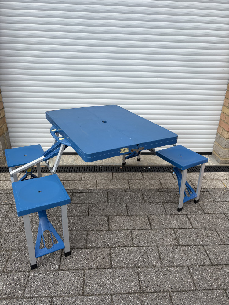 Folding picnic table