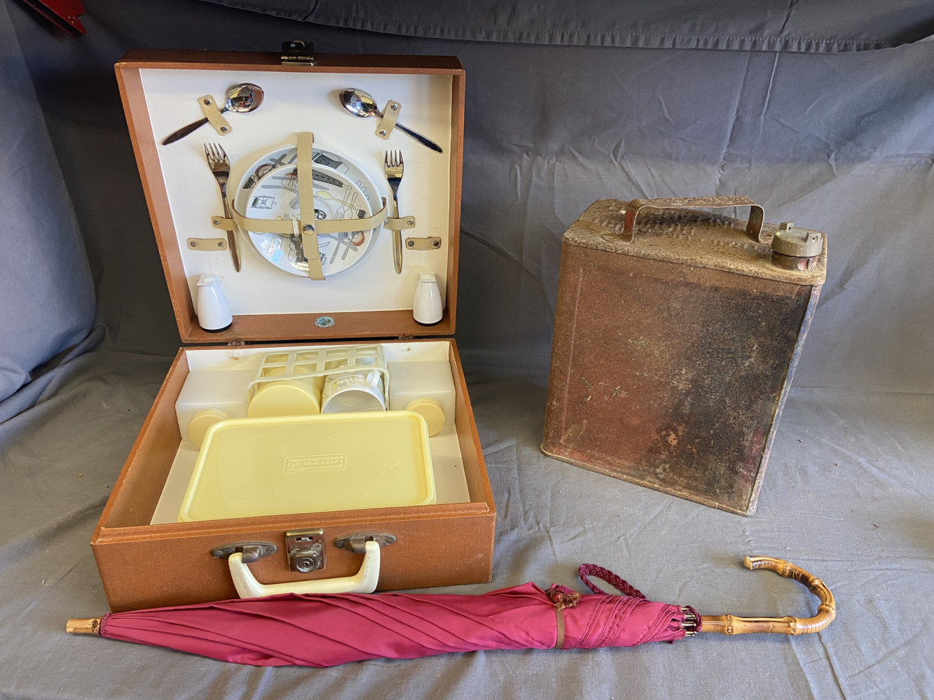 Car picnic set, umbrella and oil can 