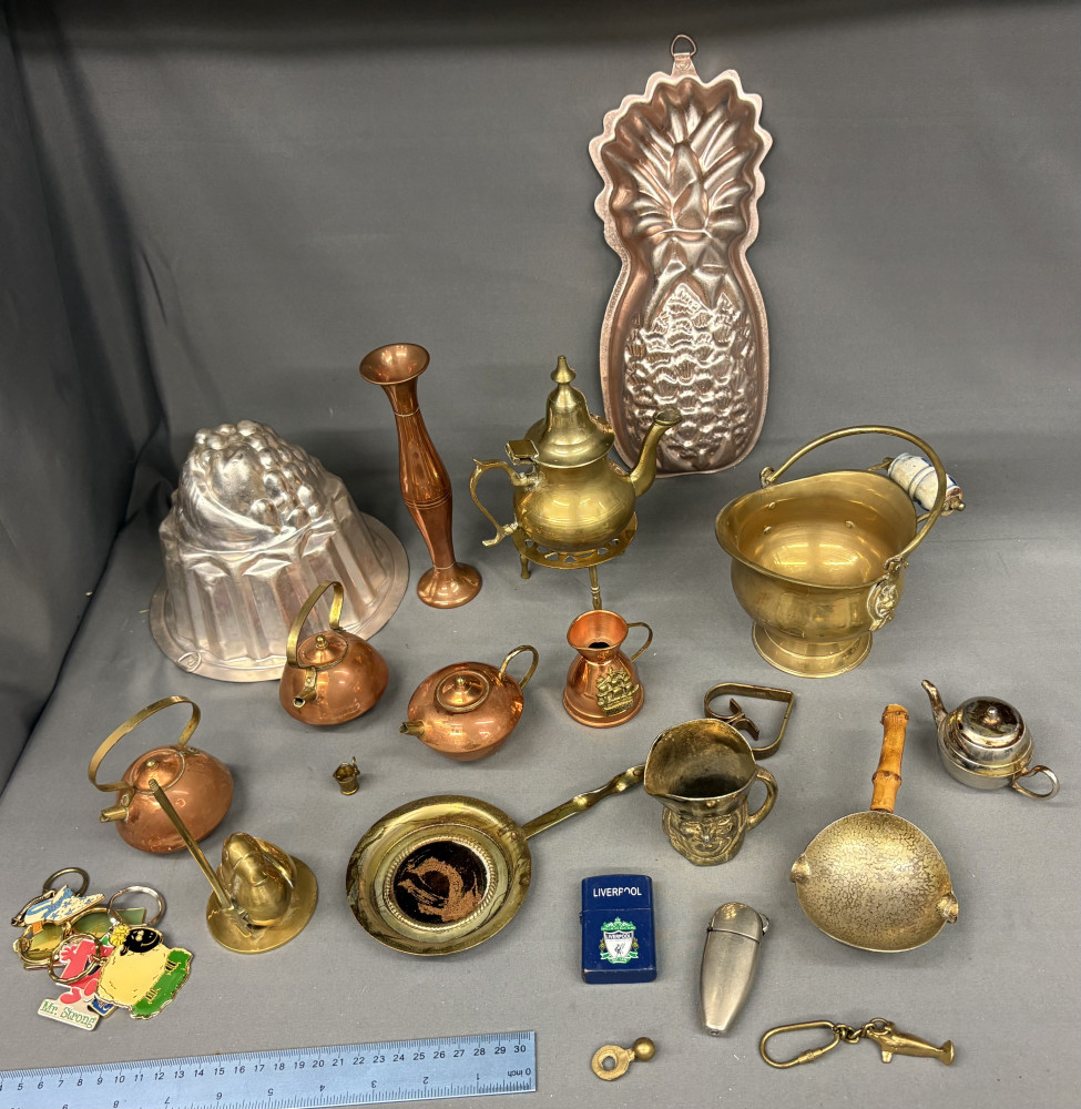 Mixed metalware including small brass and copper collectables