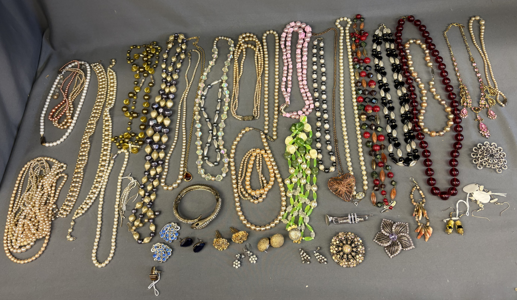 Large mixed lot of vintage jewellery, necklaces, brooches, earrings, pendants etc. nice resale lot