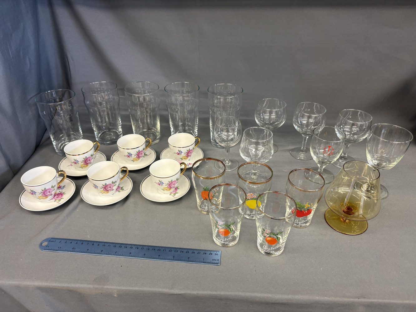 Mixed glasses and set of 6 cups and saucers