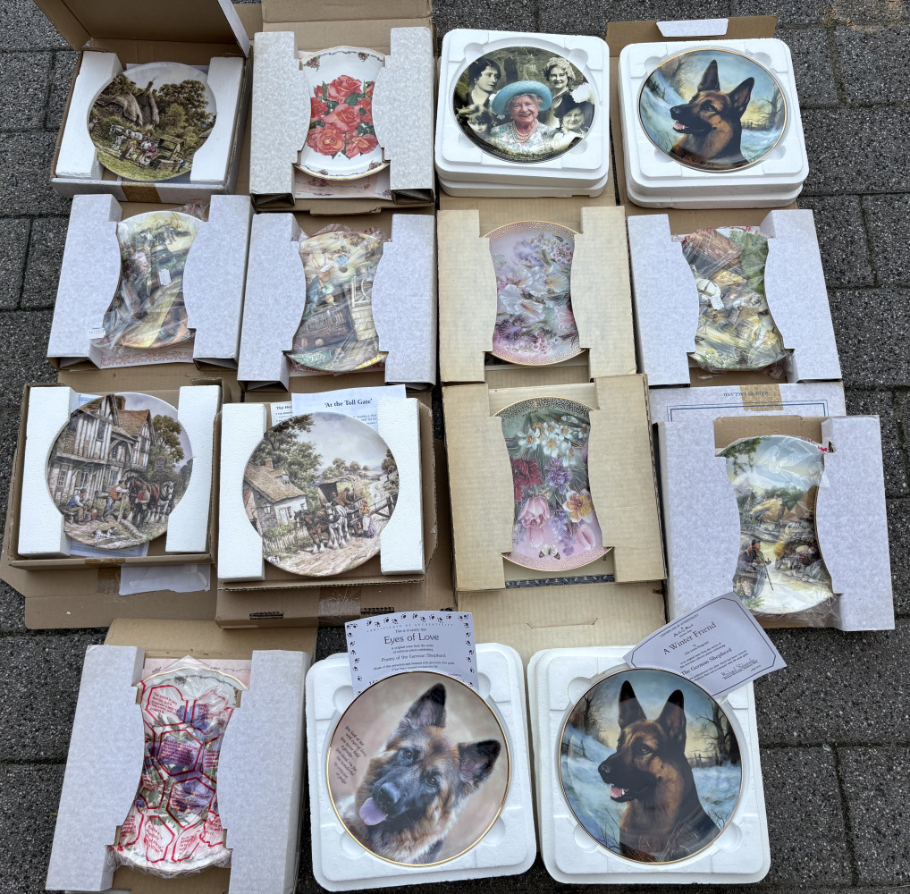 Mixed lot of collectable packaged plates