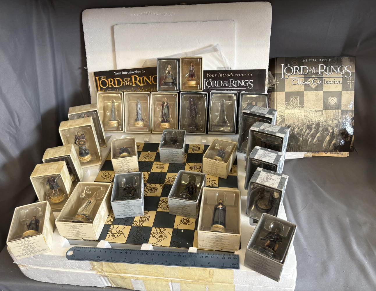 The Lord of the Rings Chess Collection With folders only 25 chess pieces