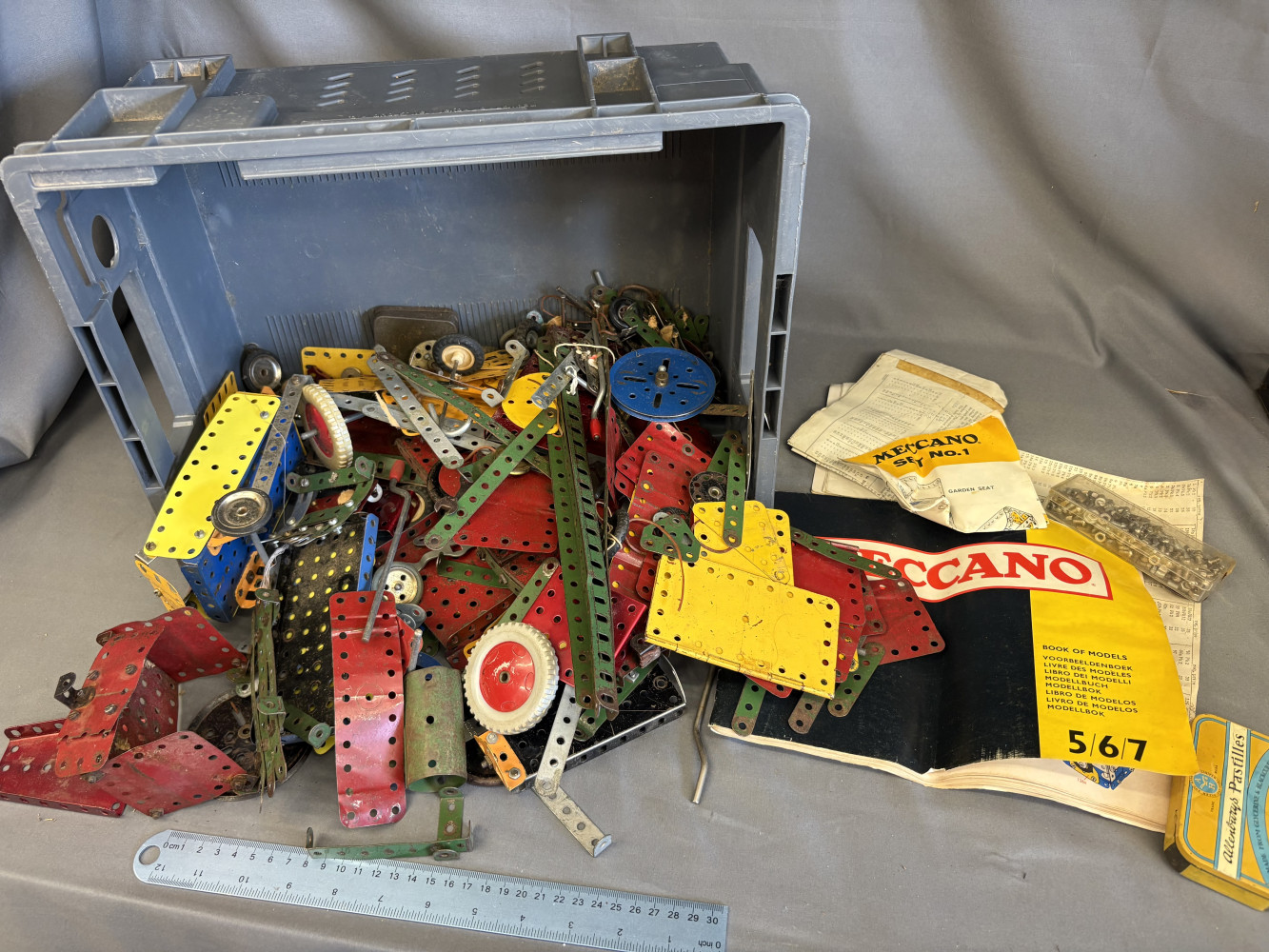 Large mixed lot of vintage MECCANO