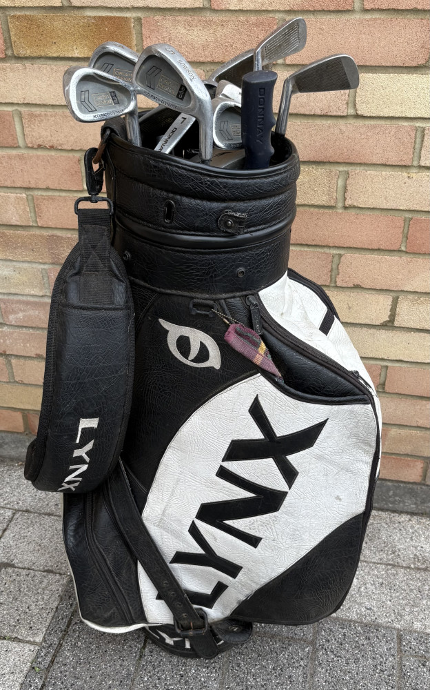 Lynx golf bag with clubs