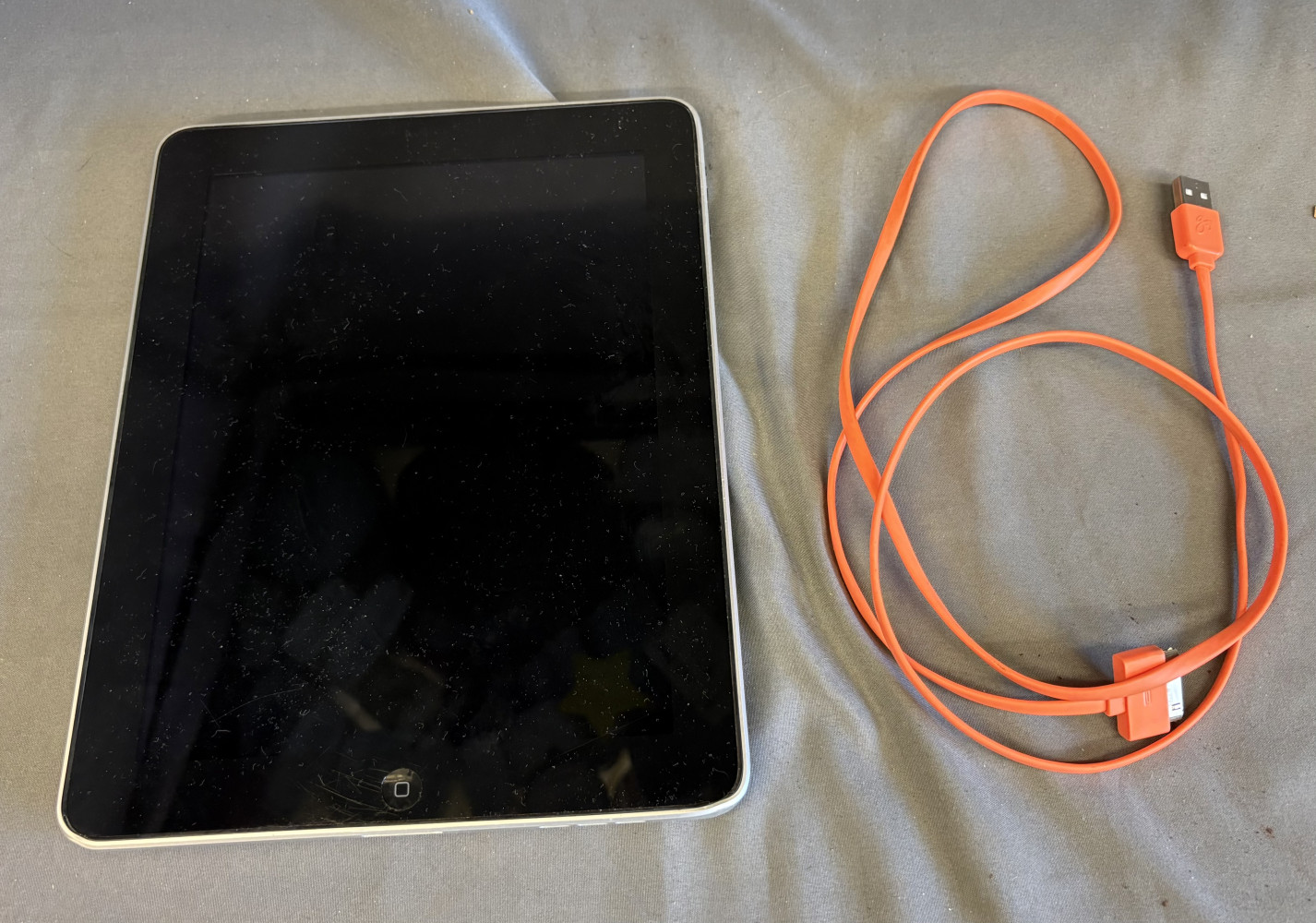 32GB IPAD and charging cable