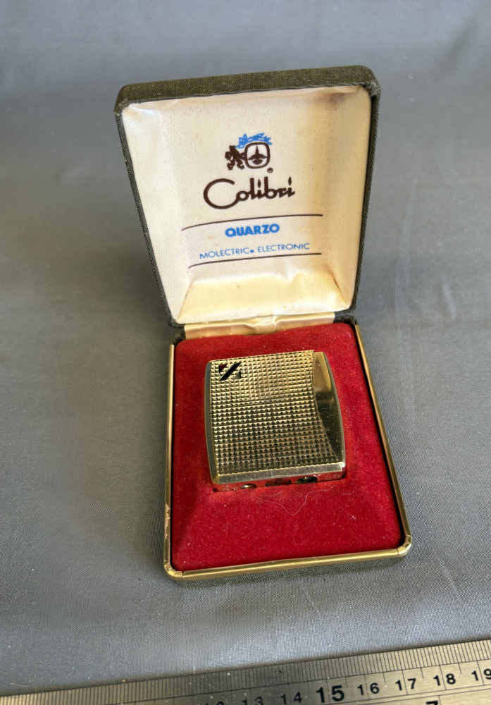 Vintage gold-toned Colibri Molectric Quarzo Electronic pocket lighter, presented in its original hinged presentation box