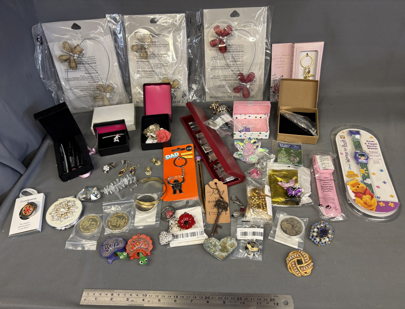Mixed jewellery, watches, keychains, coins and other fashion items