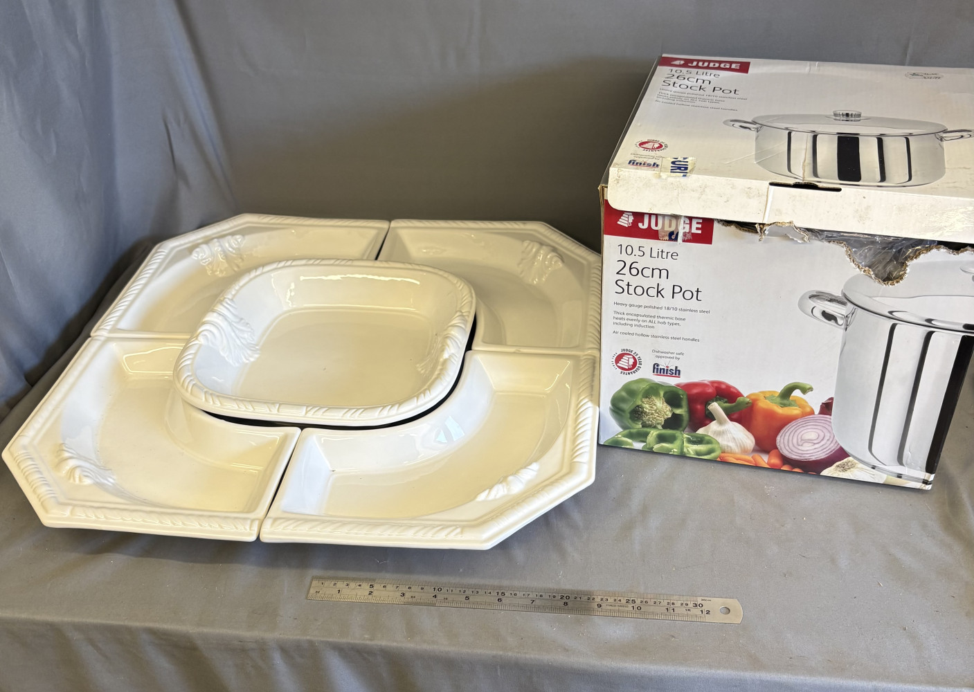 Large 5 piece table center and new stock pot perfect for Christmas