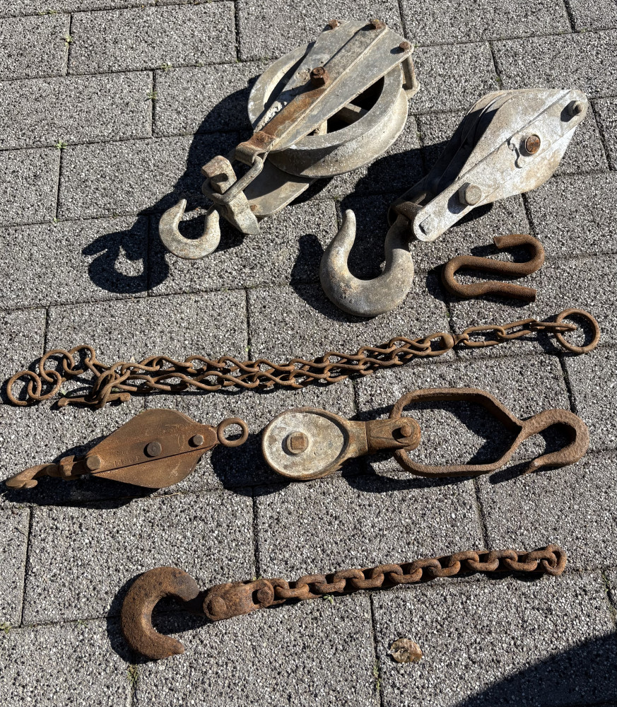 2 very large legal pulleys, lifting chains and other smaller metal ones
