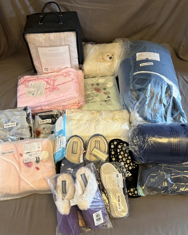 Blankets, fleece blankets, slippers and other mixed new comfy items