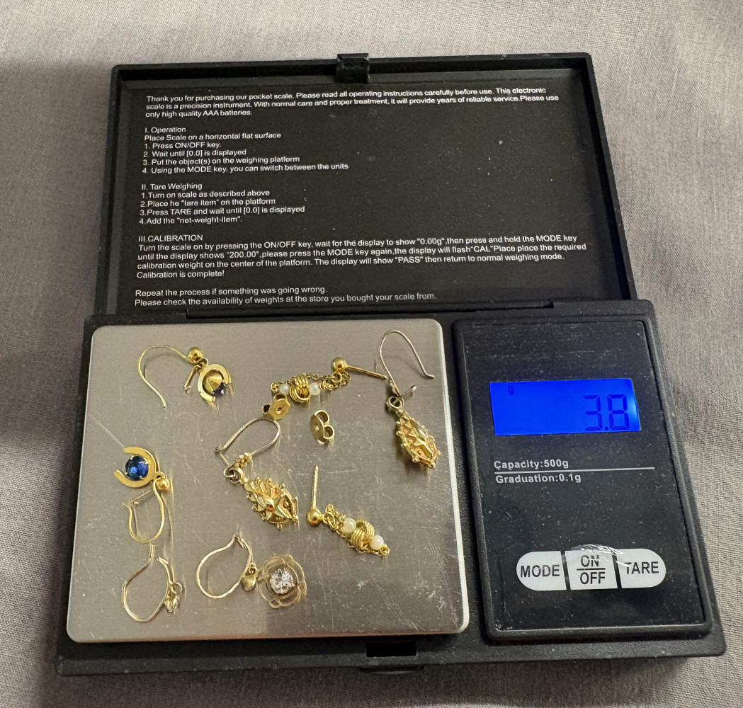 9ct Gold sets of earrings total weight 3.8 grams
