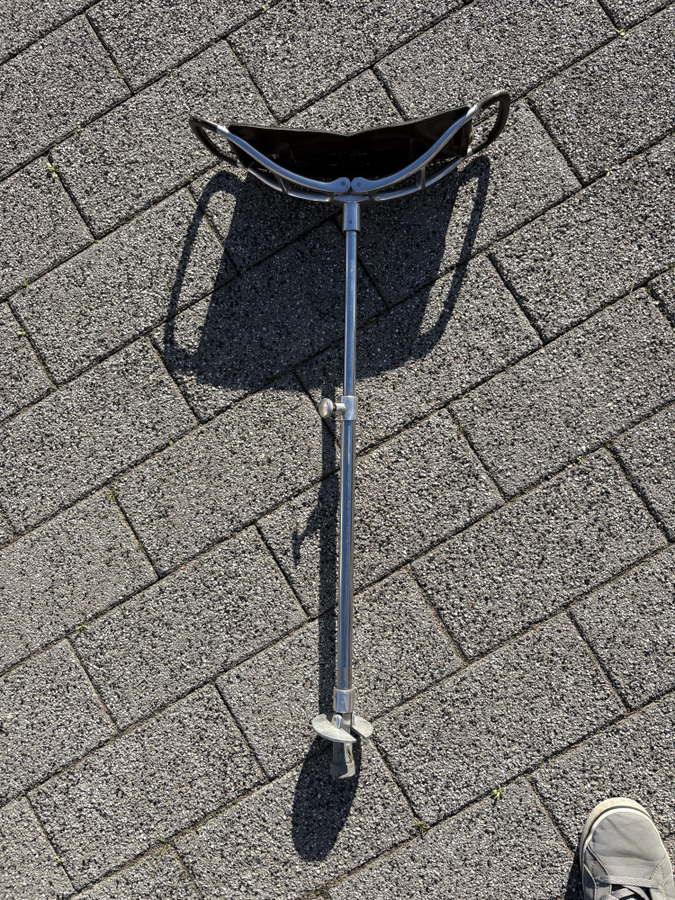 Folding leather topped shooting stick