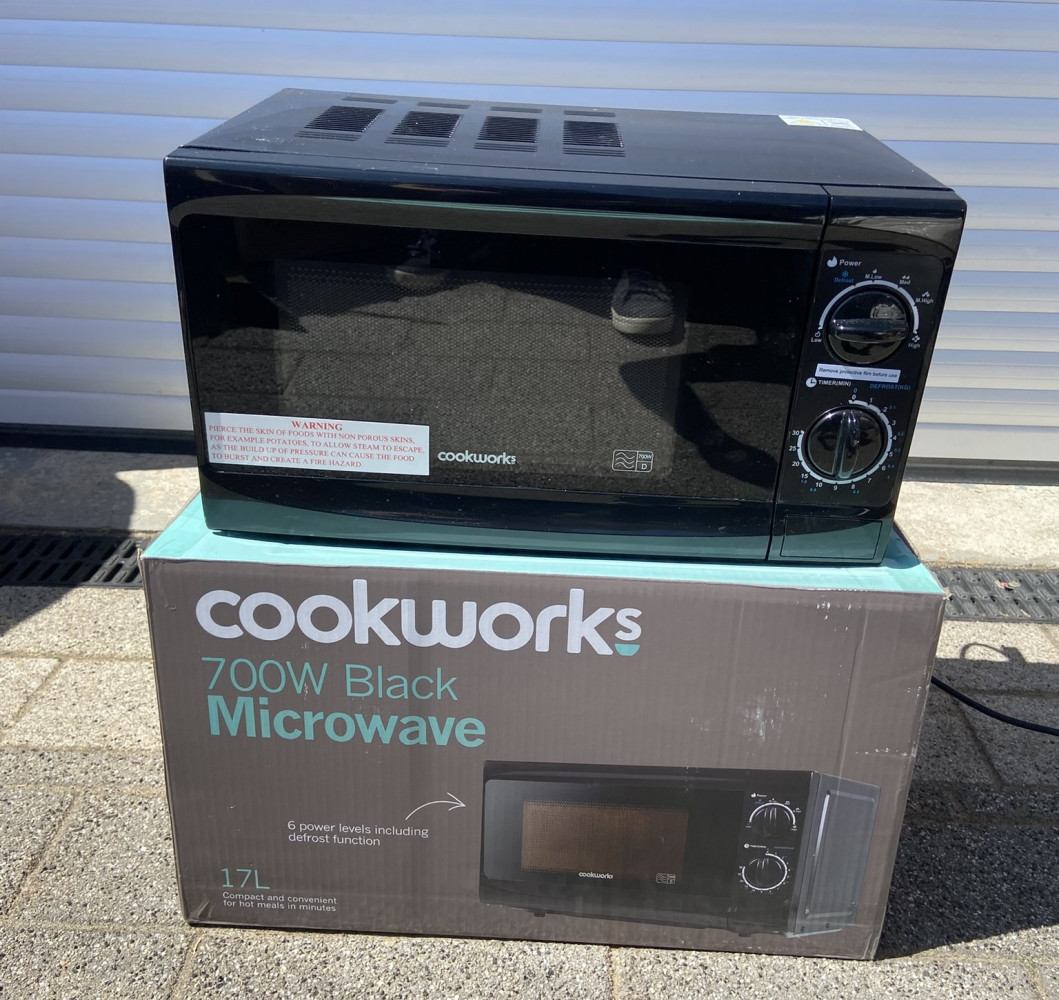 Cookworks 700w Microwave almost new