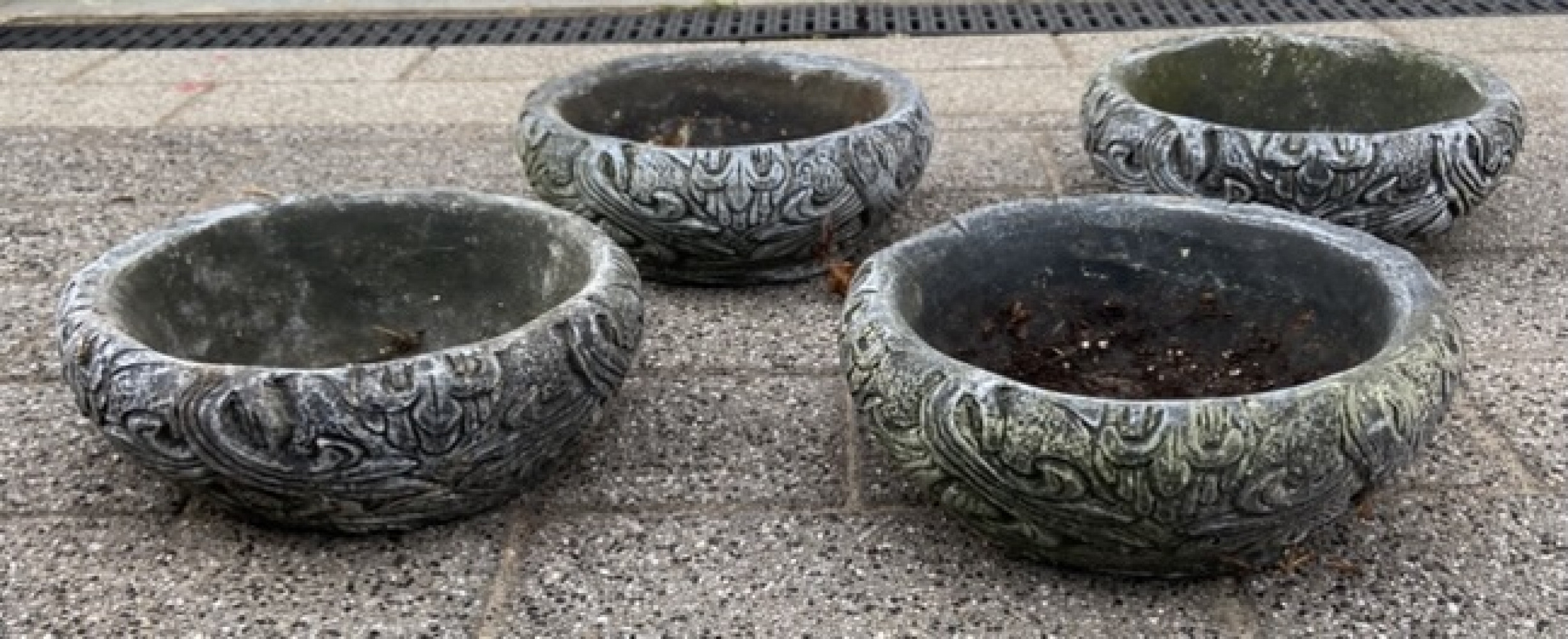 4 Garden pots approx 26cms Diameter